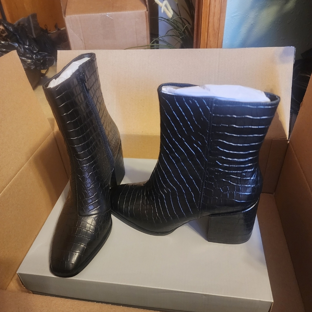 VIONIC WOMENS SIZE 9 HARPER BLACK CROC BOOTIES